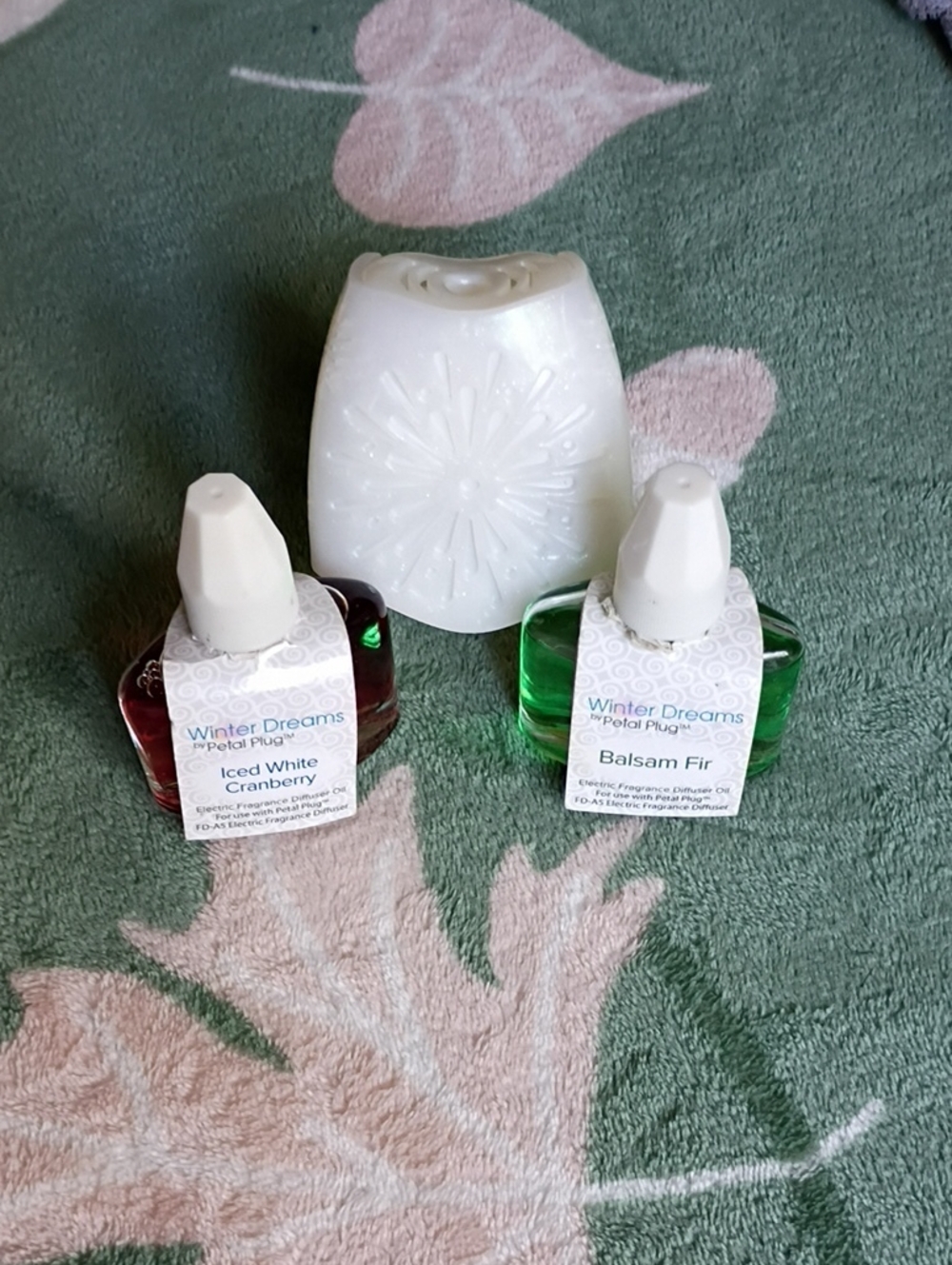 Winter Dreams Plug-In Fragrance Kit - Iced White Cranberry & Balsam Fir